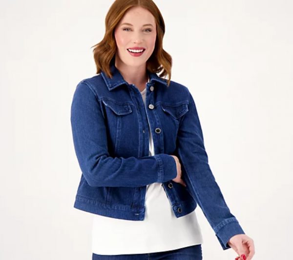 Jaket jeans dengan aksen rajutan di sisi